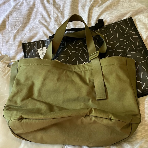 NWT Lululemon Clean Lines Tote Bag *Canvas, 22 L, Bronze Green - Picture 5 of 6
